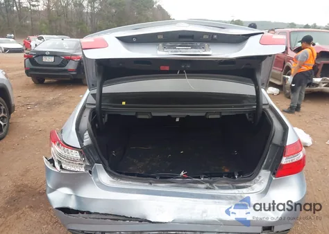 2013 Mercedes-Benz E 350 4Matic z USA, uszkodzony, nr VIN WDDHF8JB9DA698145